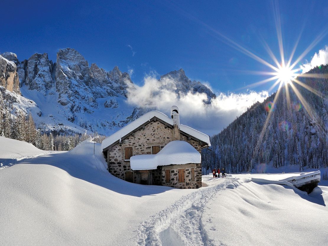 Schneelandschaft mit Hütte